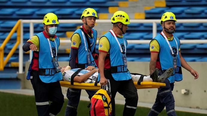 Facundo Buonanotte cayó muy mal al disputar una pelota y fue retirado en ambulancia. (Foto: AP) Facundo Buonanotte cayó muy mal al disputar una pelota y fue retirado en ambulancia. (Foto: AP)