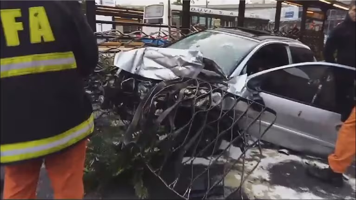 Un joven de 21 años chocó contra el metrobús y atropelló a cuatro personas. (Foto: captura)