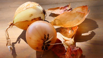 Quien tiene cáscaras de cebolla en casa tiene un tesoro en sus manos: por qué y para qué usarlas
