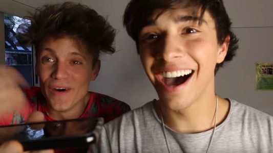 Julián Serrano le dijo a su madre que iba a ser papá y así reaccionó la futura abuela