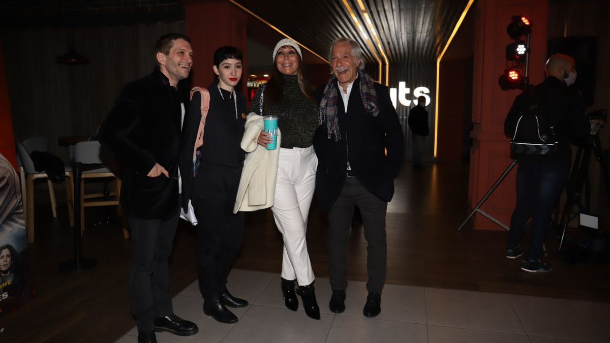 Moria Casán y Fernando Galmarini acompañaron a Sofía Gala Castiglione en la premiere del film que la tiene como la protagonista femenina.&nbsp;