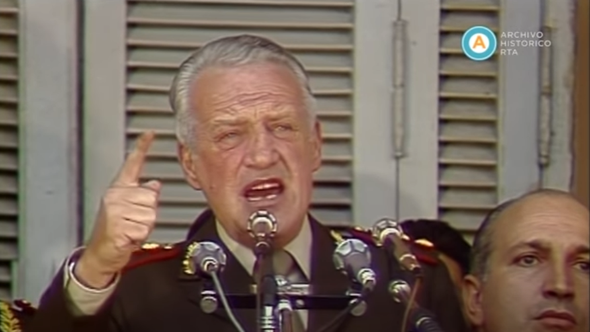 Leopoldo Galtieri durante su fatídico discurso en Plaza de Mayo en abril de 1982.