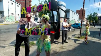 Se recibió de abogada y festejó con el chofer de colectivo que la llevó toda la carrera