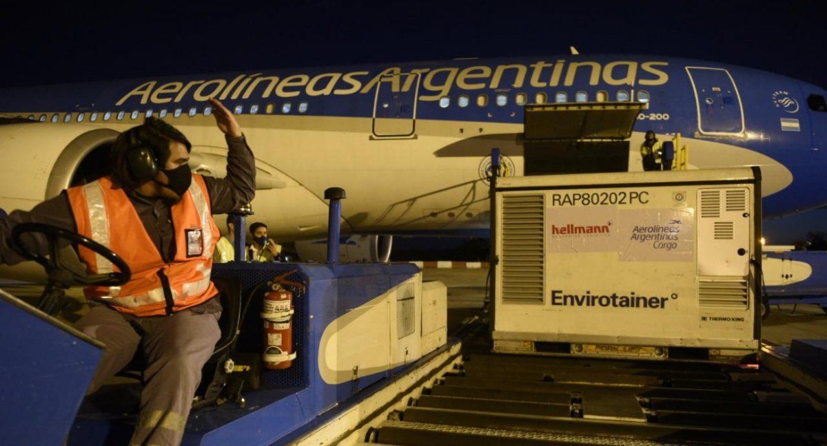Arribó el vuelo de Aerolíneas Argentinas con 384 mil vacunas Sinopham.