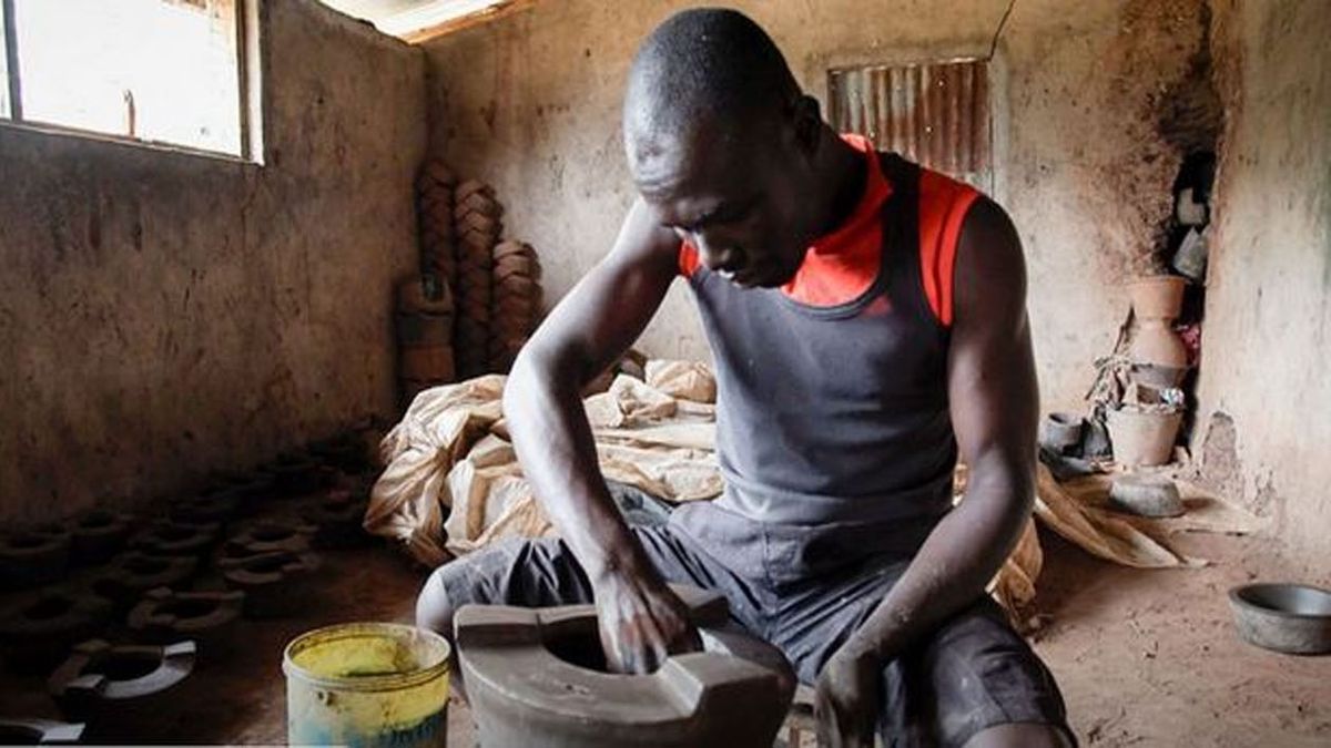 Un artesano prepara piezas de alfarería para cocina. La merma en horas de labor y puestos de trabajo este año por el impacto de la pandemia en todas las economías del mundo equivale a la pérdida de 100 millones de empleos a tiempo completo