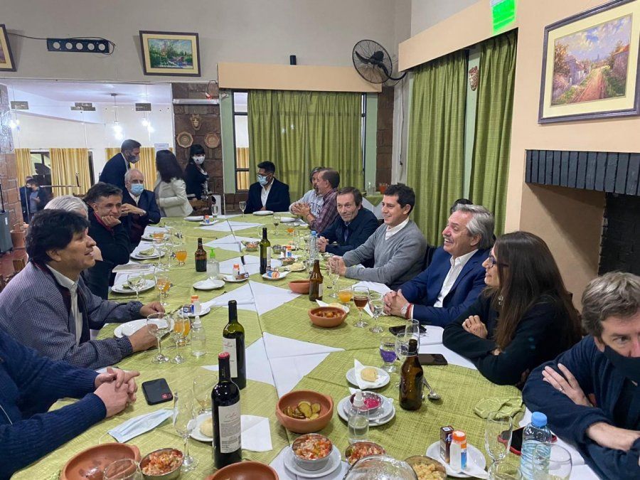 Alberto, sobre la cena sin distancia con Evo Morales y funcionarios: No hay que hacerlo, no está bien, pero soy un ser humano