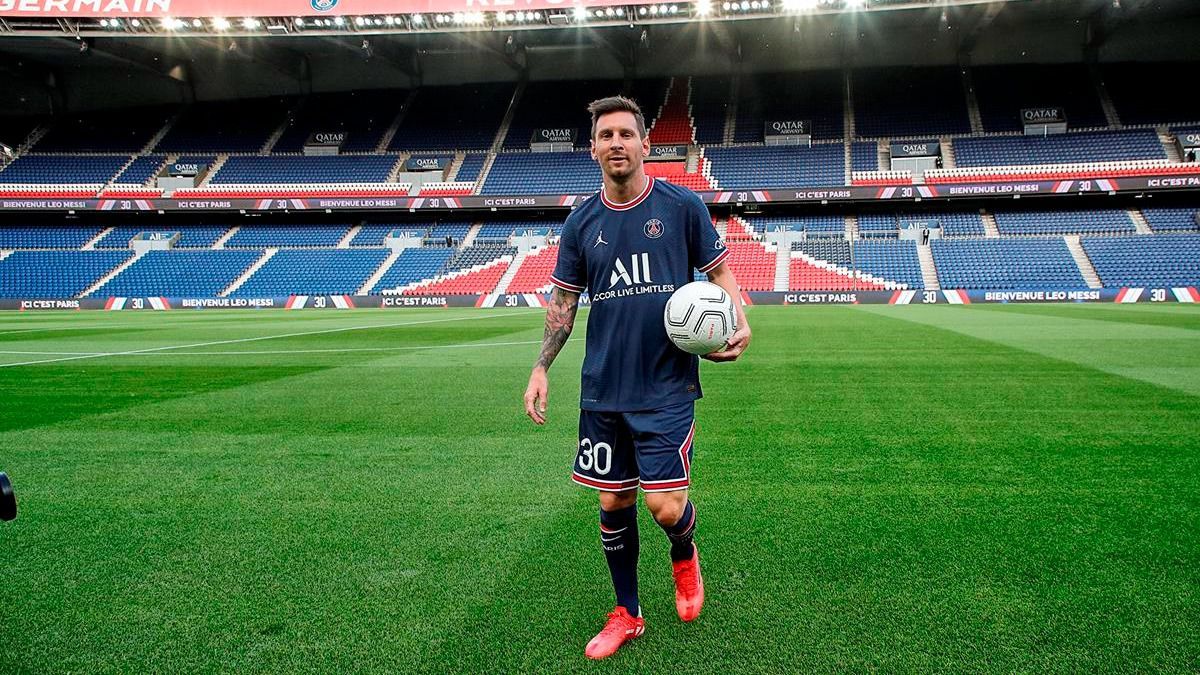 Messi estuvo acompañado por su esposa Antonella Roccuzzo y sus hijos en el primer entrenamiento en PSG. (Foto: AFP).