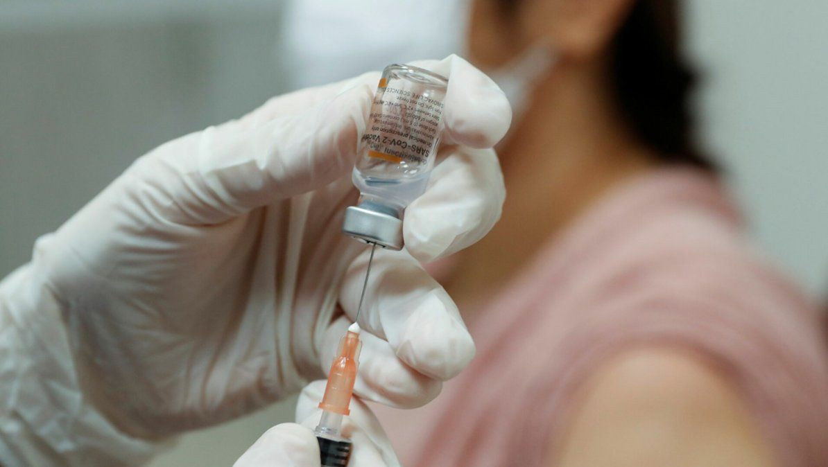 "La NVX-CoV2373 no solo proporcionó una protección completa contra las formas más graves de enfermedad, sino que también redujo drásticamente la enfermedad leve y moderada en ambos ensayos", aseguró Stanley Erck, Director Ejecutivo de Novavax.