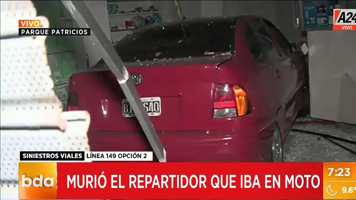 El automóvil entró hasta el fondo de la farmacia. Foto: captura de video.&nbsp;