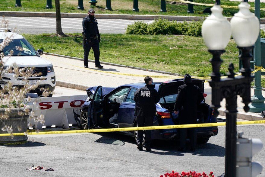 Cerraron el Capitolio de Estados Unidos después de que un hombre atropelló a dos policías