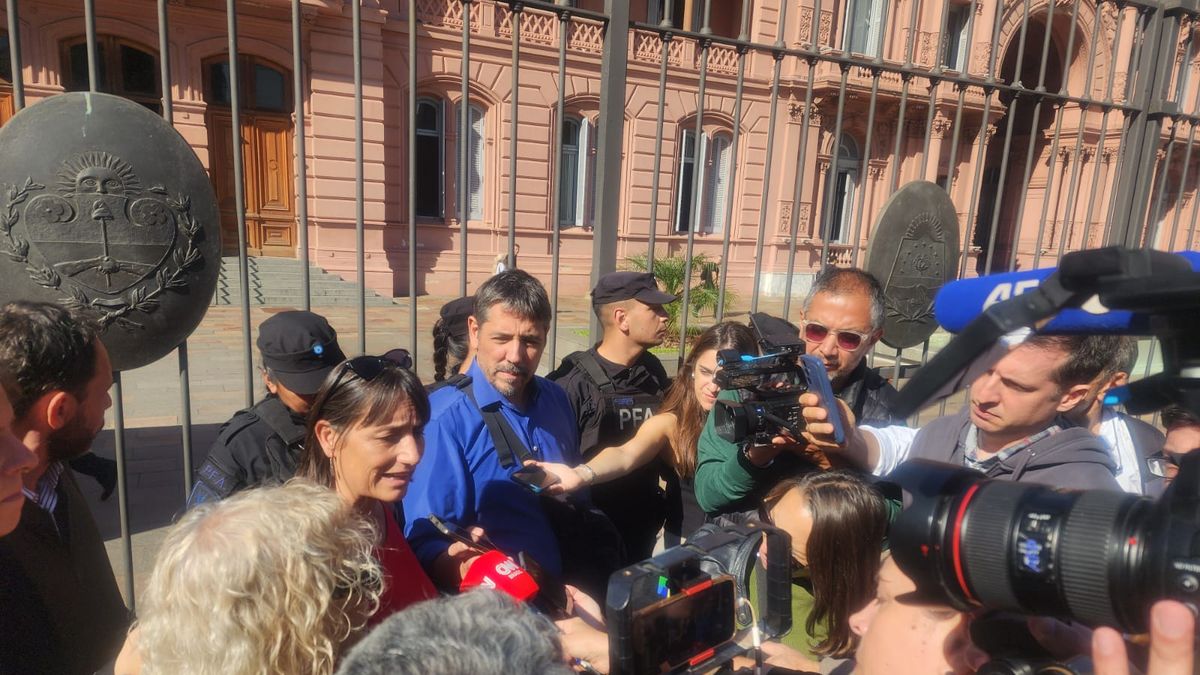 Fuentes del Gobierno defendieron la decisión y aseguraron que la suspensión de acreditaciones busca garantizar la seguridad del Presidente. (Foto: A24).