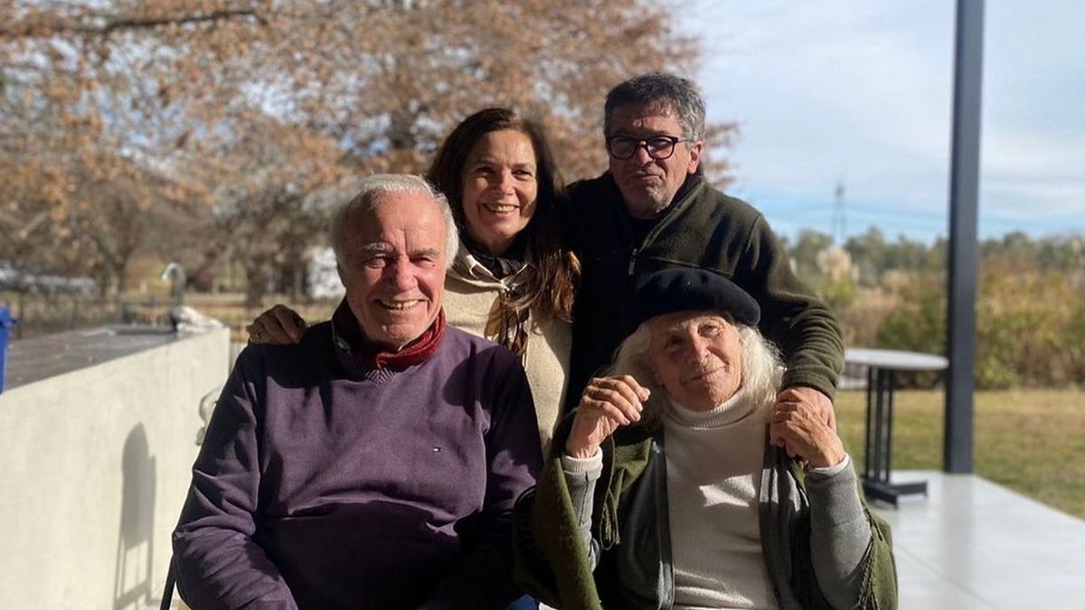César Mascetti junto a Mónica Cahen D'Anvers y sus hijos -Sandra e Iván- en La Campiña, en San Pedro. 