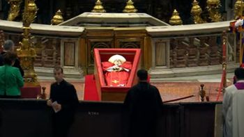 Último adiós a Francisco: finalizó el velatorio y cubrieron su rostro para siempre