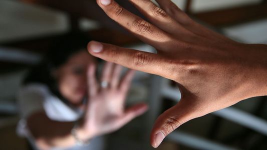 Quería vengarse de su hermana así que inmovilizó a su sobrina de 10 años e hizo que su hijo la viole