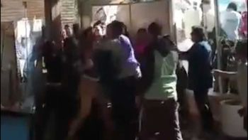 Empujones y trompadas: la violenta agresión a un intendente durante una protesta sindical