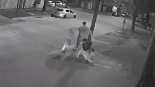 El estremecedor video de la brutal golpiza en patota a un adolescente a la salida de un boliche