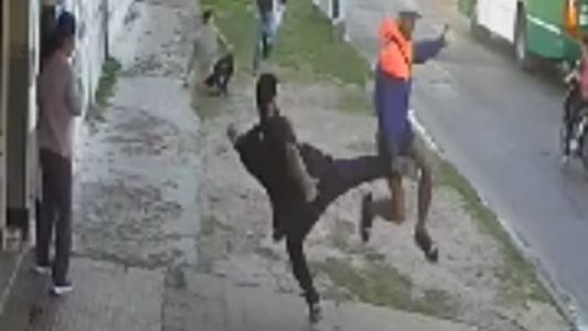 La increíble patada karateca con la que un vecino detuvo a un ladrón que huía de la policía