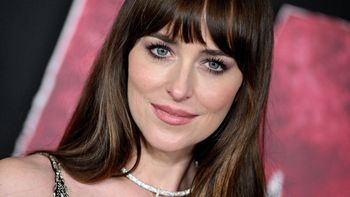 Dakota Johnson revive el romance en Netflix con el estreno de su nueva película.