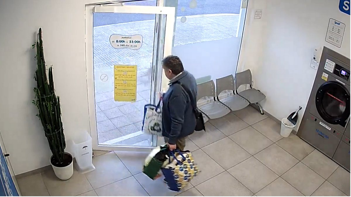 El cliente se retiró justo antes del estallido de un lavarropas que provocó todo tipo de destrozos. (Foto: Captura de Pantalla)