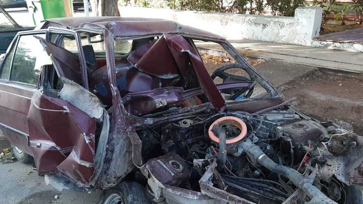 Así quedó el vehículo en el que se transportaba la familia después del accidente