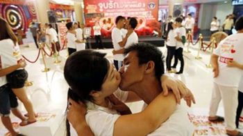 Día internacional del beso: ¿cuánto duro el chape más largo del mundo?