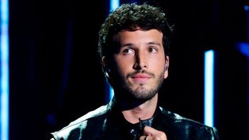 sebastian yatra, el ex de tini stoessel, se desnudo en pleno recital: no dejo nada para la imaginacion