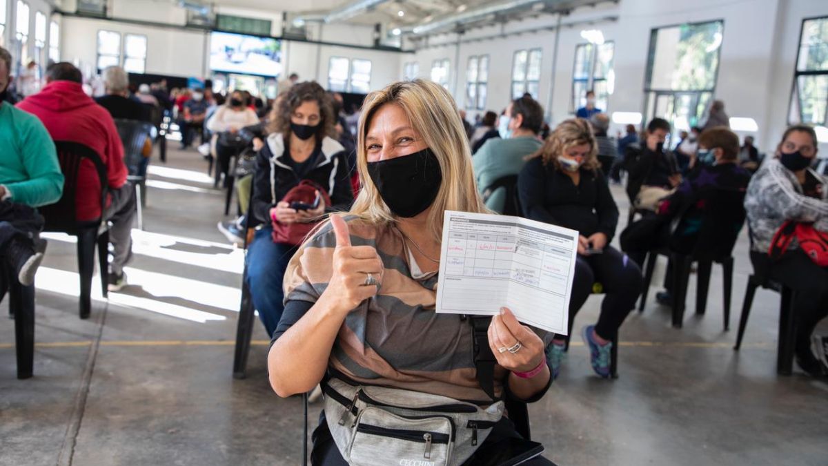 La población de entre 40 y 50 años comenzó a ser vacunada en algunos distritos del país (Foto: Télam).