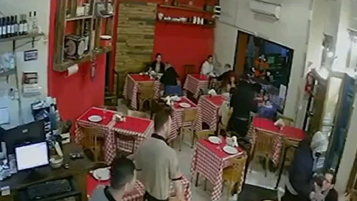 Robo piraña en Boedo. El episodio fue registrado por las cámaras del lugar (Foto: captura de video).