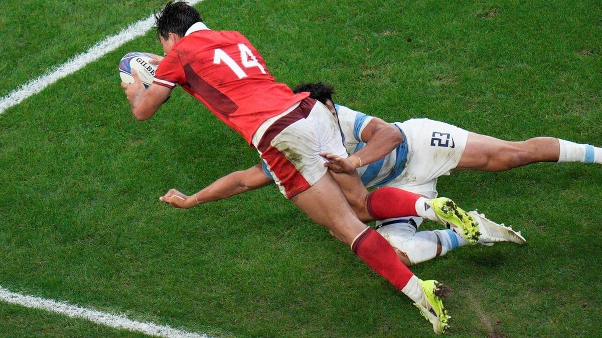Matías Moroni con un tackle histórico. (Foto: AP)&nbsp;
