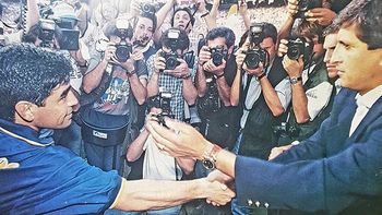Maradona y Ramón Díaz en el momento del saludo antes del superclásico en el Apertura 97. (Foto: Archivo)&nbsp;