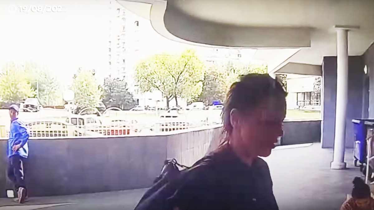 Natalia Vovk ingresa al edificio en el que vivía Daria Duguina (Foto: Captura de pantalla RT)