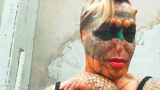 Increíble: Hombre se sacó las orejas y nariz para “transformarse” en un dragón