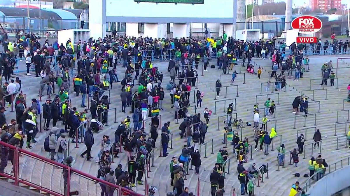 Los hinchas de Aldosivi fueron los primeros en volver a la cancha.