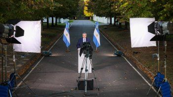 Alberto define la economía de la pandemia entre los reclamos del FMI y de los movimientos sociales