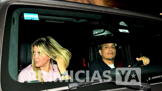 La curiosa actitud de Wanda Nara junto a sus hijas en una salida teatral: las fotos