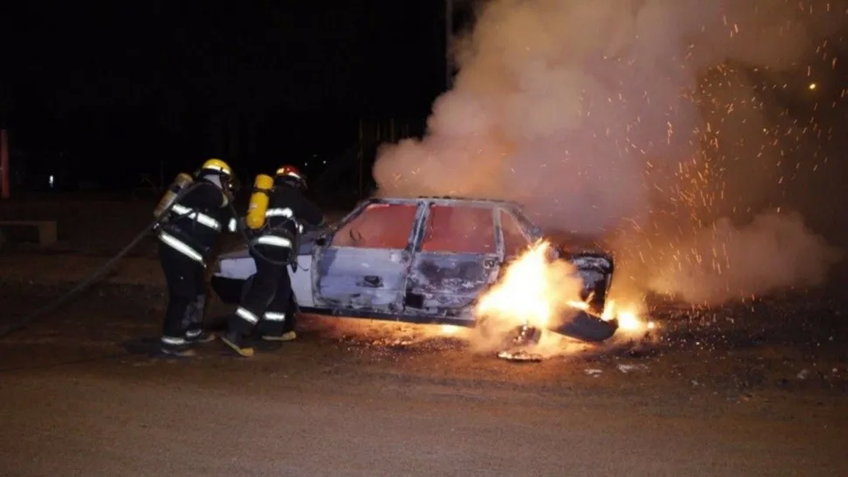 Lo bomberos apagaron el incendio y encontraron una víctima carbonizada dentro del vehículo