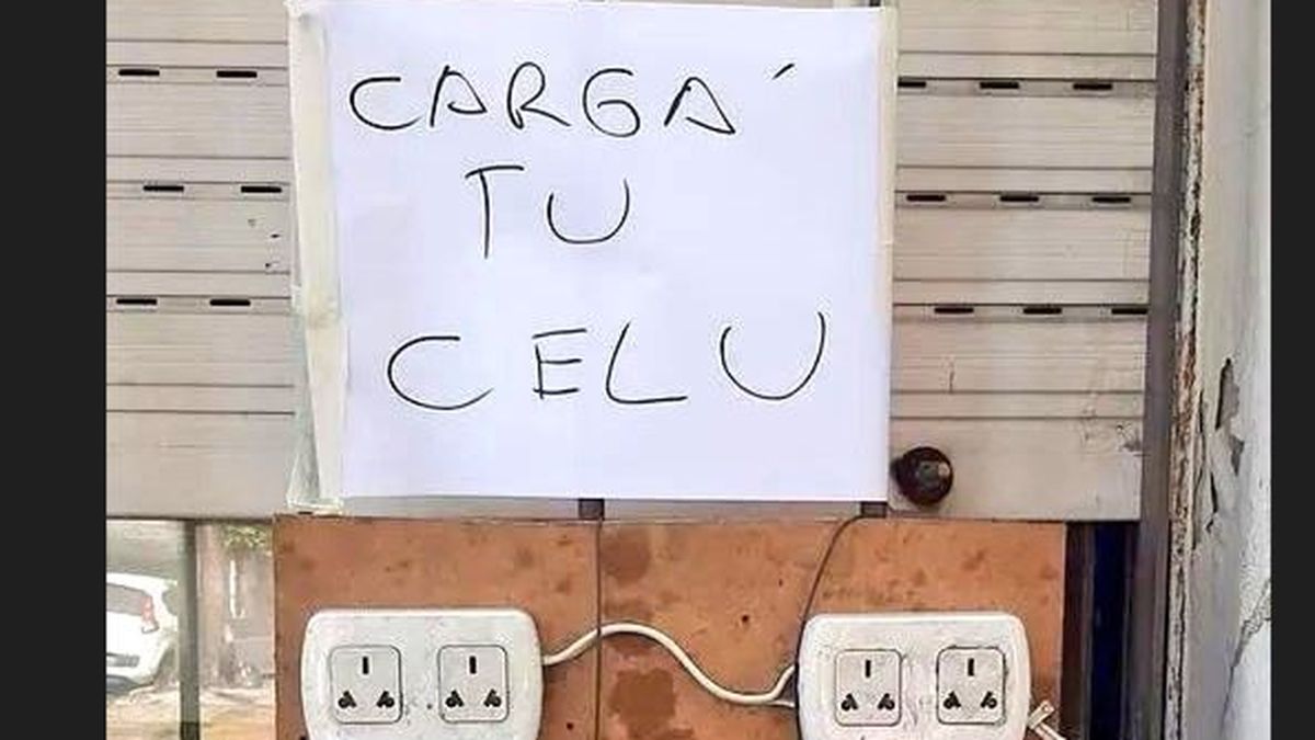 Cargá tu celu: el vecino con luz que puso un cargador comunitario en la ventana
