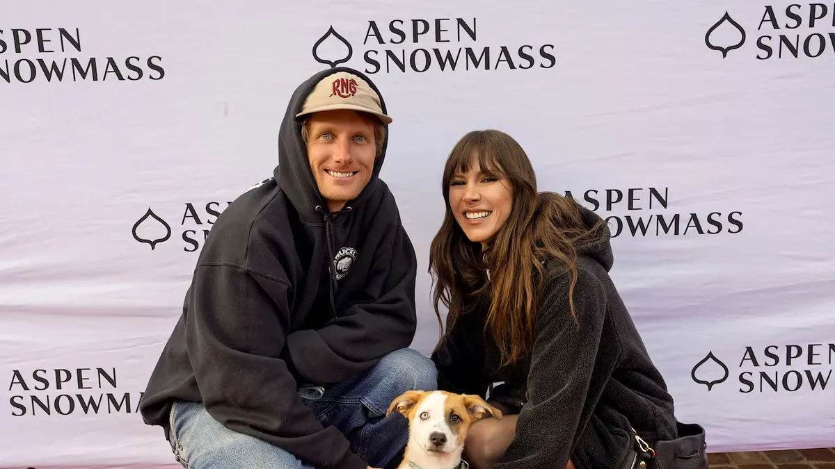 Ernestina Pavlovsky junto a su novio Cody Kosinski y su perro. (Foto: gentileza Aspen Daily News).