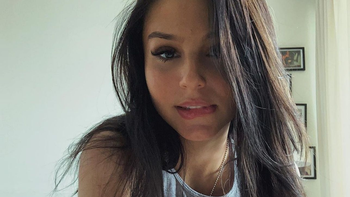 el destape de juanita tinelli: en bombacha desde la cama el destape de juanita tinelli: en bombacha desde la cama