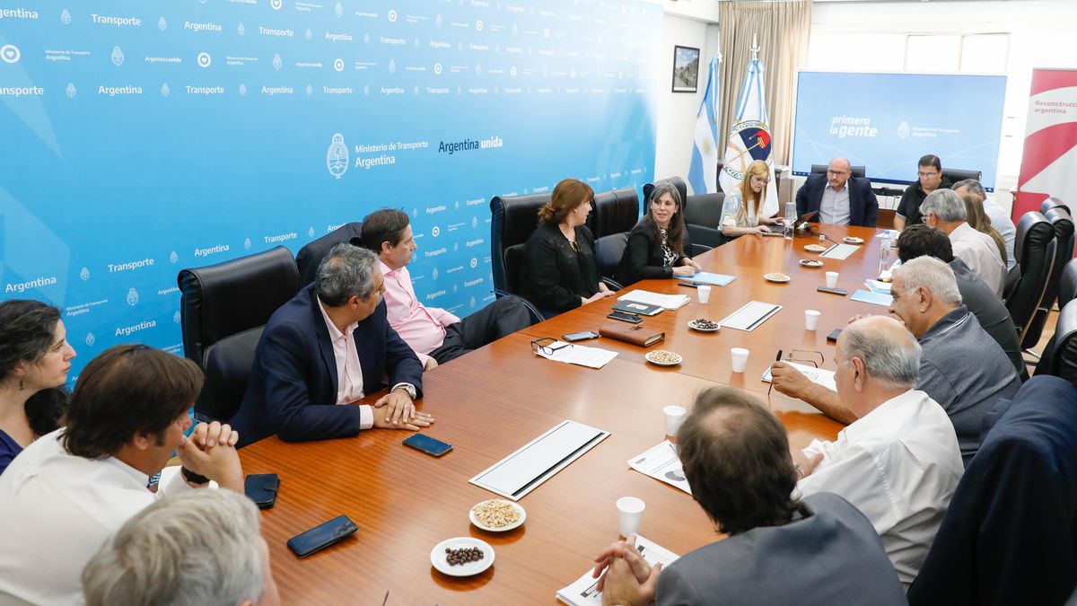 El debate en el Ministerio de Transporte por las nuevas tarifas en el sector de cargas.