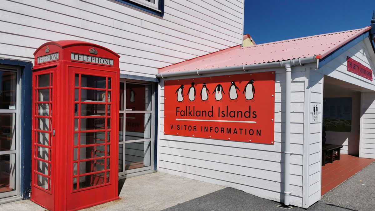 Las cabinas telef&oacute;nicas tradicionales brit&aacute;nicas, presentes en las Malvinas. (Foto: Gentileza The independent)