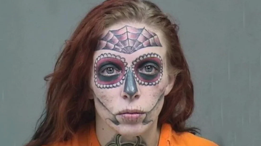 Así quedó el rostro de la mujer que decidió quitarse todos los tatuajes con láser