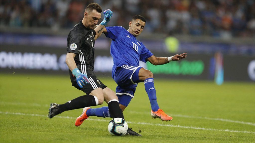 Susto grande: un pésimo control de Armani pudo ser el 2-0 de Paraguay y la expulsión para el arquero de River