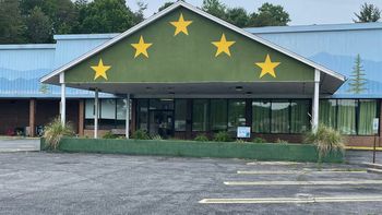 Una mujer se acostó encima de una nena en una guardería y desató una tragedia