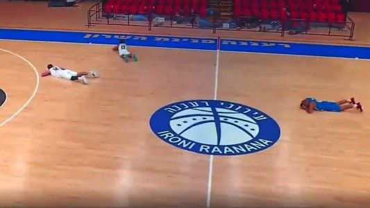 Dolorosas imágenes: en Israel, un partido de básquet debió ser suspendido por la caída de misiles