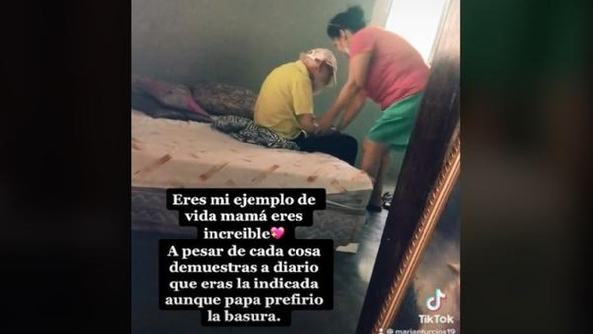 En el clip viralizado se puede ver que la mujer arregla la camisa y le coloca una gorra al anciano con mucha delicadeza.