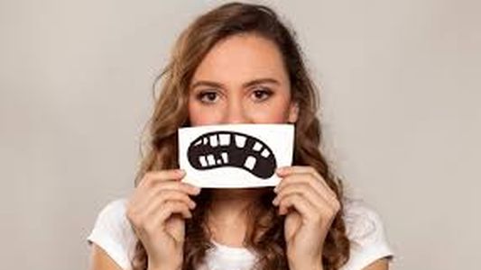 Soñar que se caen los dientes: qué significa según la psicología