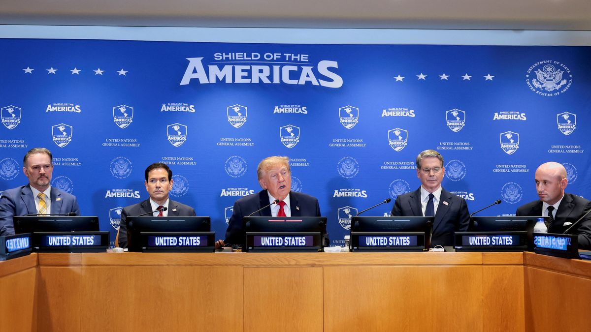 Trump llegó acompañado por el secretario de Estado, Marco Rubio, el representante de Comercio de Estados Unidos, Jamieson Greer, y el asesor de Seguridad Nacional, Stephen Miller. (Foto: Reuters)
