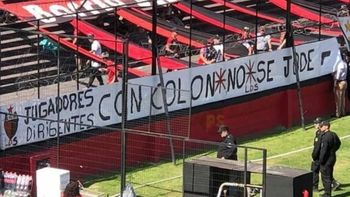 La barrabrava de Colón amenazó al plantel y los dirigentes.&nbsp;