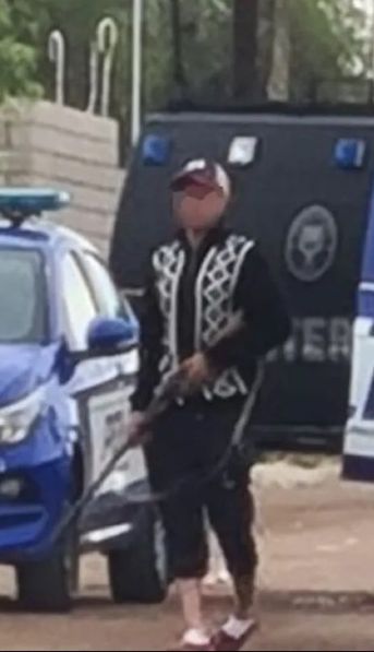Un hombre se atrincheró en su casa, tomó de rehén a su mamá y se tiroteó con la policía